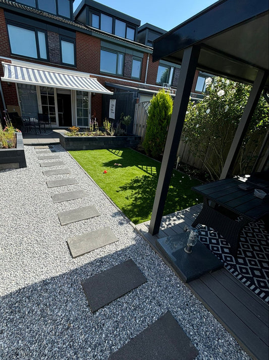 Moderne tuin met staptegels