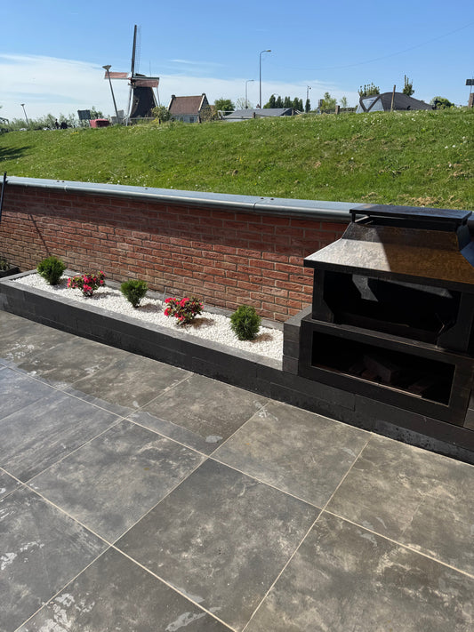 Keramisch terras in strakke stijl